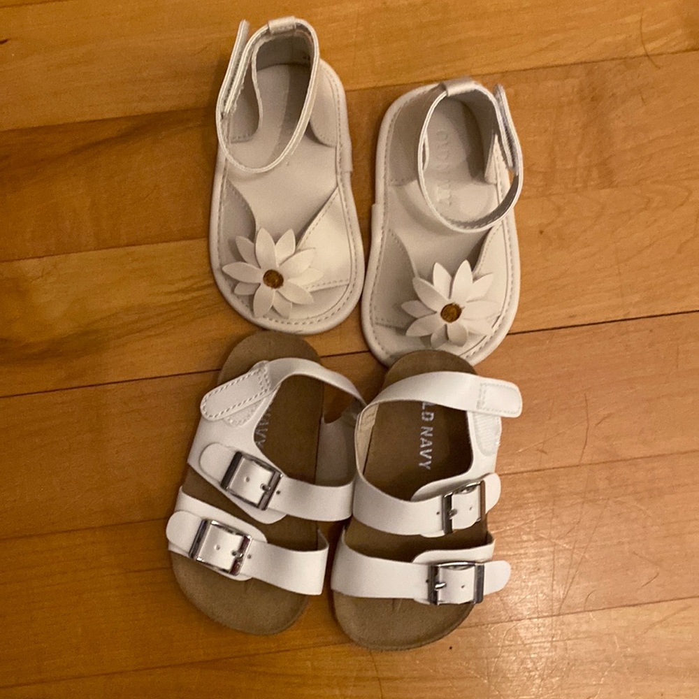 Set of 2 like new old navy baby sandals 6-12 mo daisy and buckle